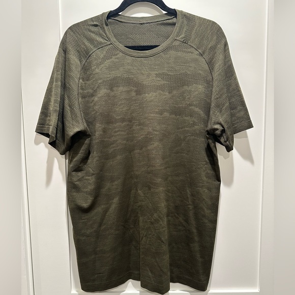 Camo Men’s Large Lululemon Tshirt - Picture 1 of 3